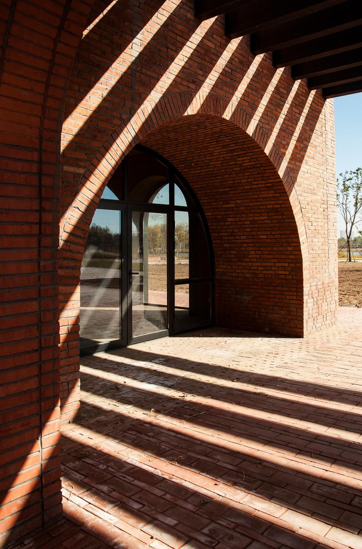 Gallery entrance. Tower of Bricks by Interval Architects. Photograph by Zhi Gengadrillos por Interval Architects. Fotografía por Zhi Geng
