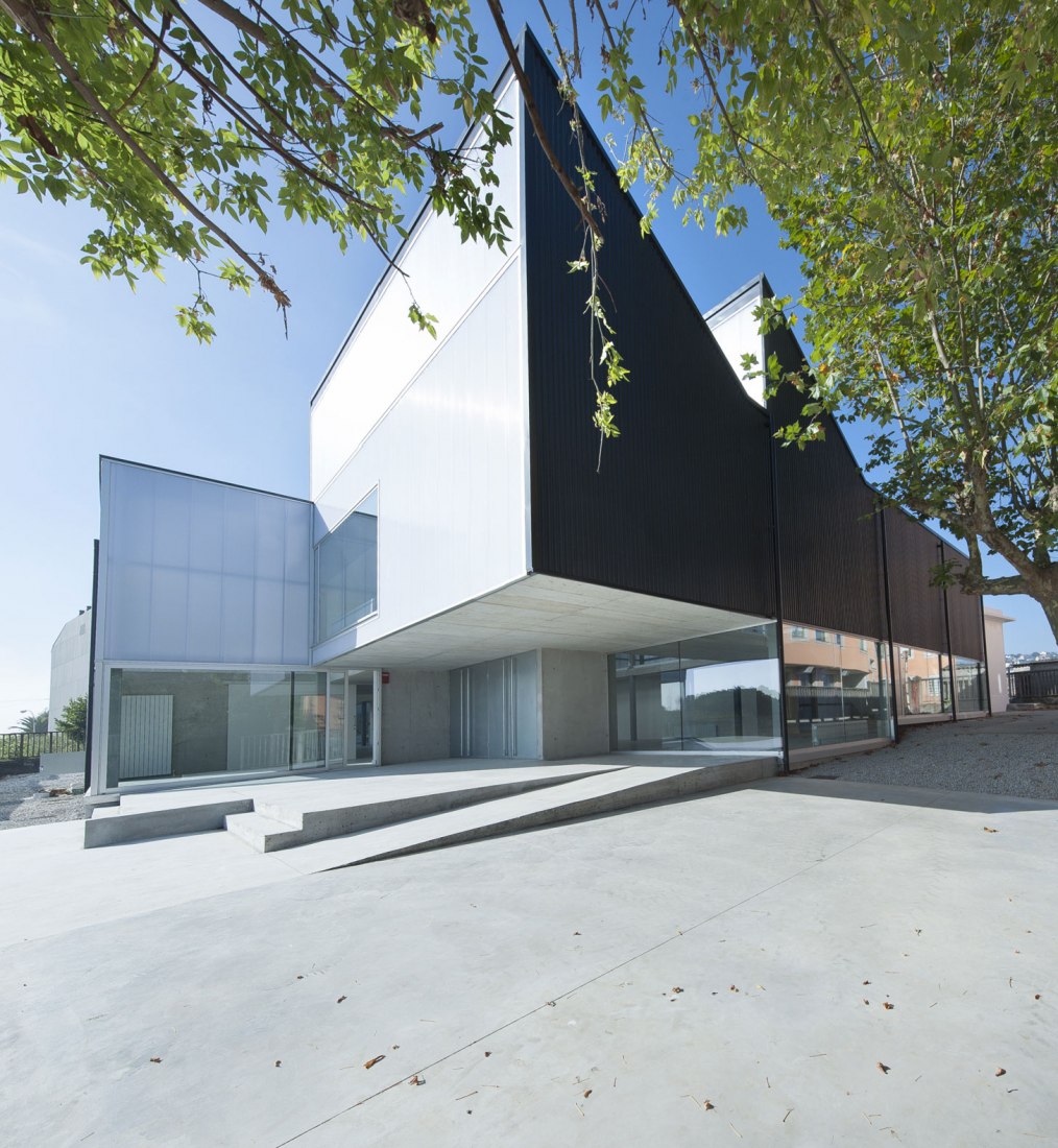 Exterior view. Down Association Coruña and Civic Center by Rodriguez Blanco Arquitectos. Photograph © Ana Amado