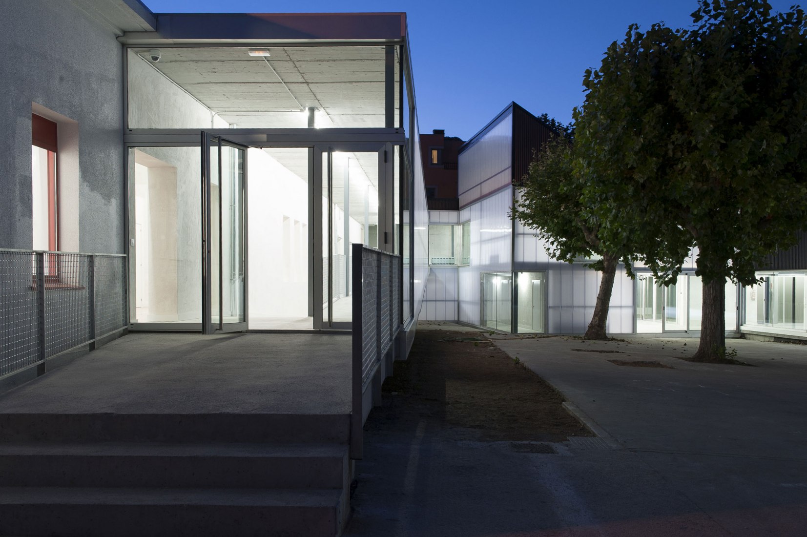 Night view. Down Association Coruña and Civic Center by Rodriguez Blanco Arquitectos. Photograph © Ana Amado