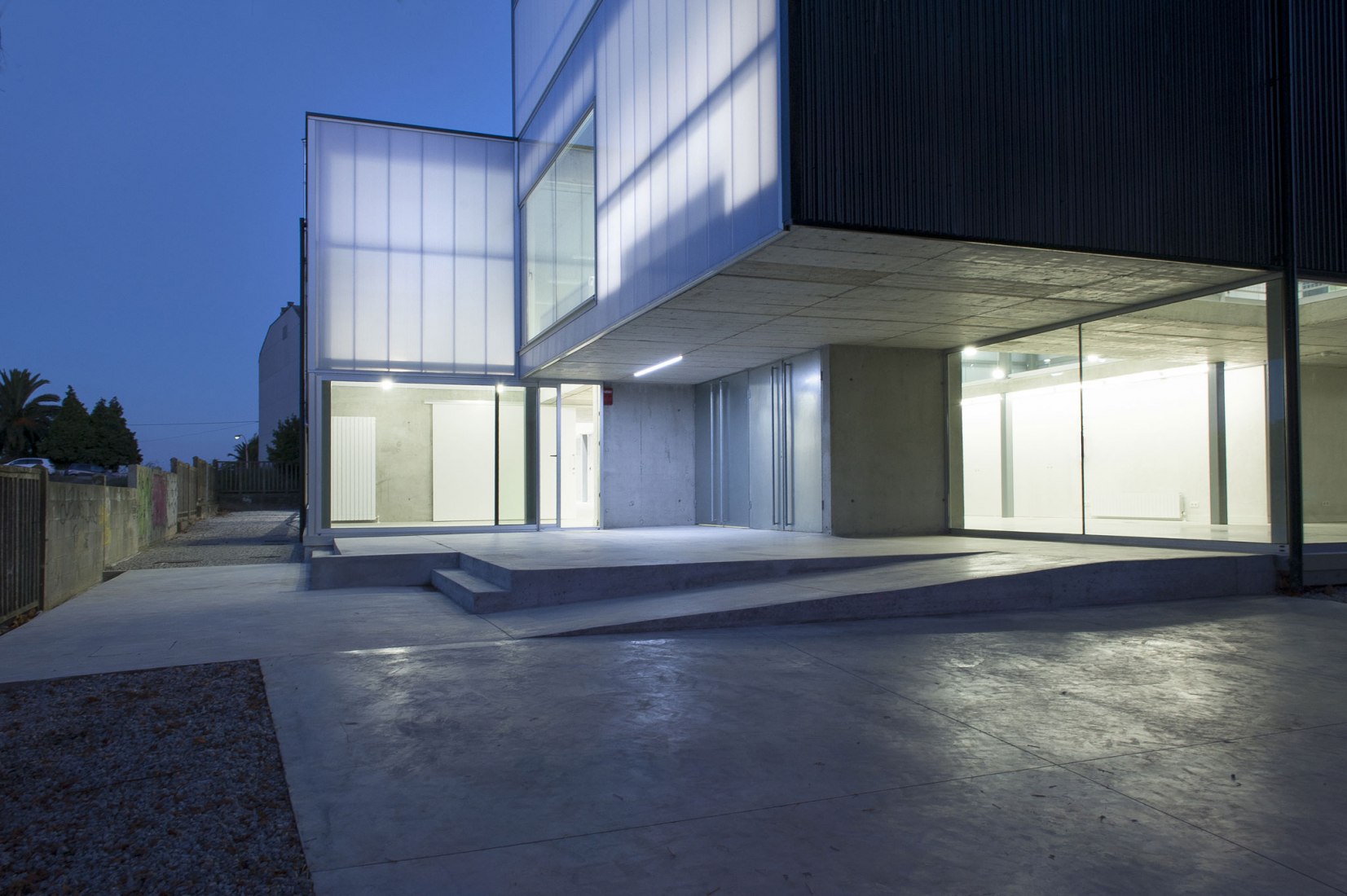 Down Association Coruña and Civic Center by Rodriguez Blanco Arquitectos. Photograph © Ana Amado