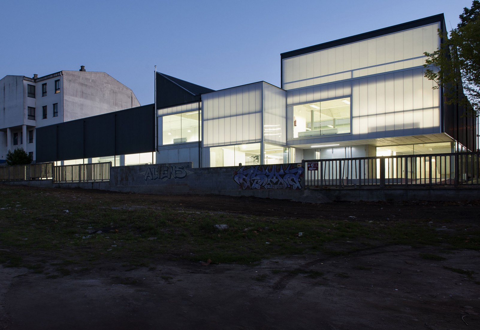 Night view. Down Association Coruña and Civic Center by Rodriguez Blanco Arquitectos. Photograph © Ana Amado