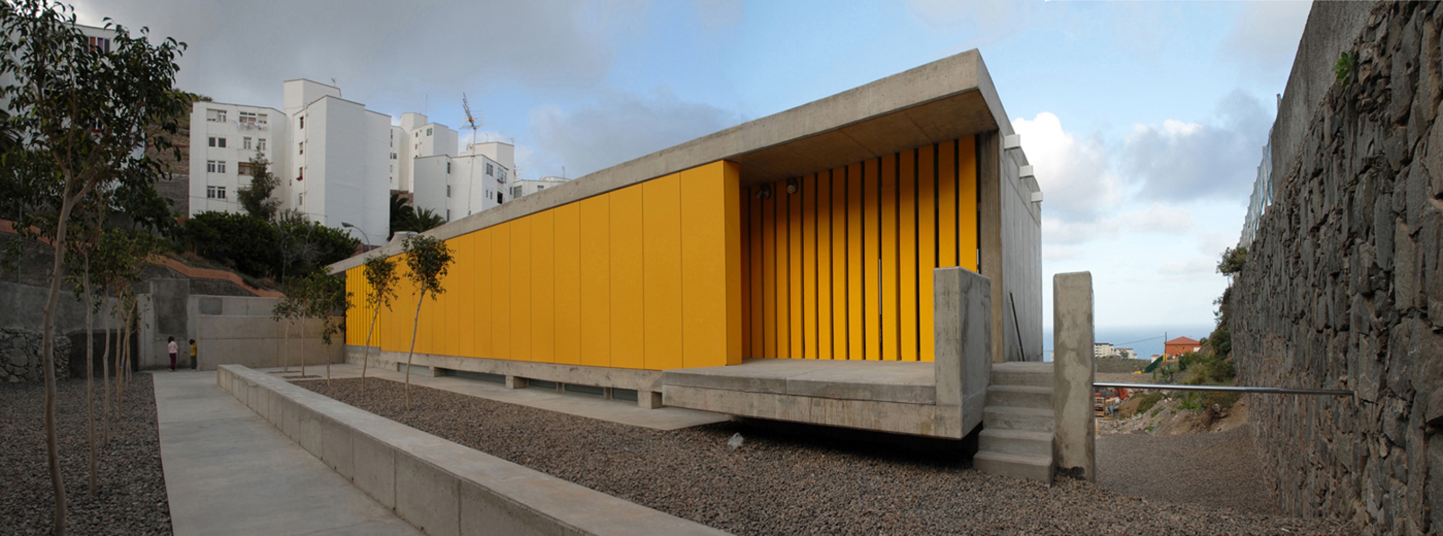 Vista exterior. Centro dotacional "El Lasso" por Romera y Ruiz Arquitectos, Las Palmas de Gran Canaria, España. Fotografía © Estudio Romera y Ruiz