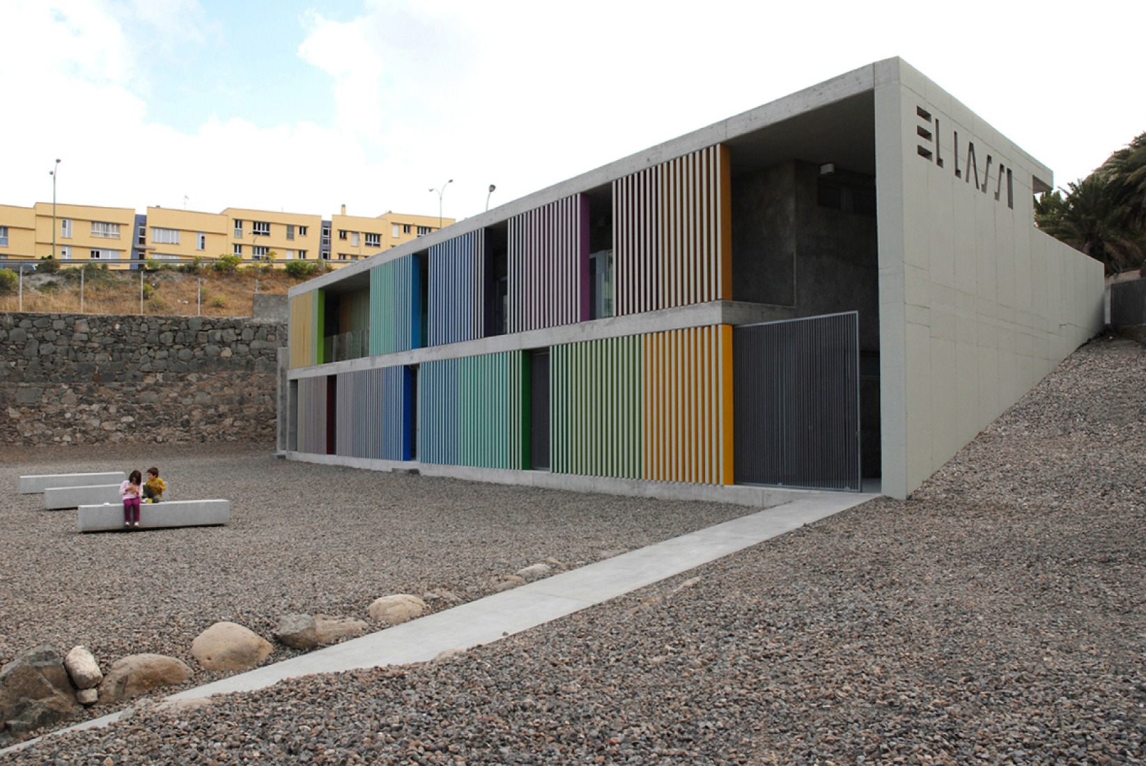 Vista exterior. Centro dotacional "El Lasso" por Romera y Ruiz Arquitectos, Las Palmas de Gran Canaria, España. Fotografía © Estudio Romera y Ruiz. 