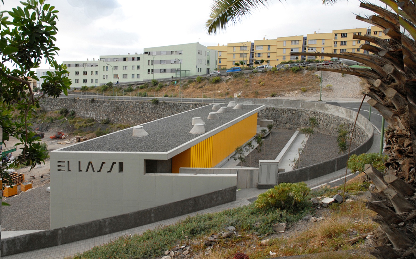 Vista exterior. Centro dotacional "El Lasso" por Romera y Ruiz Arquitectos, Las Palmas de Gran Canaria, España. Fotografía © Estudio Romera y Ruiz.