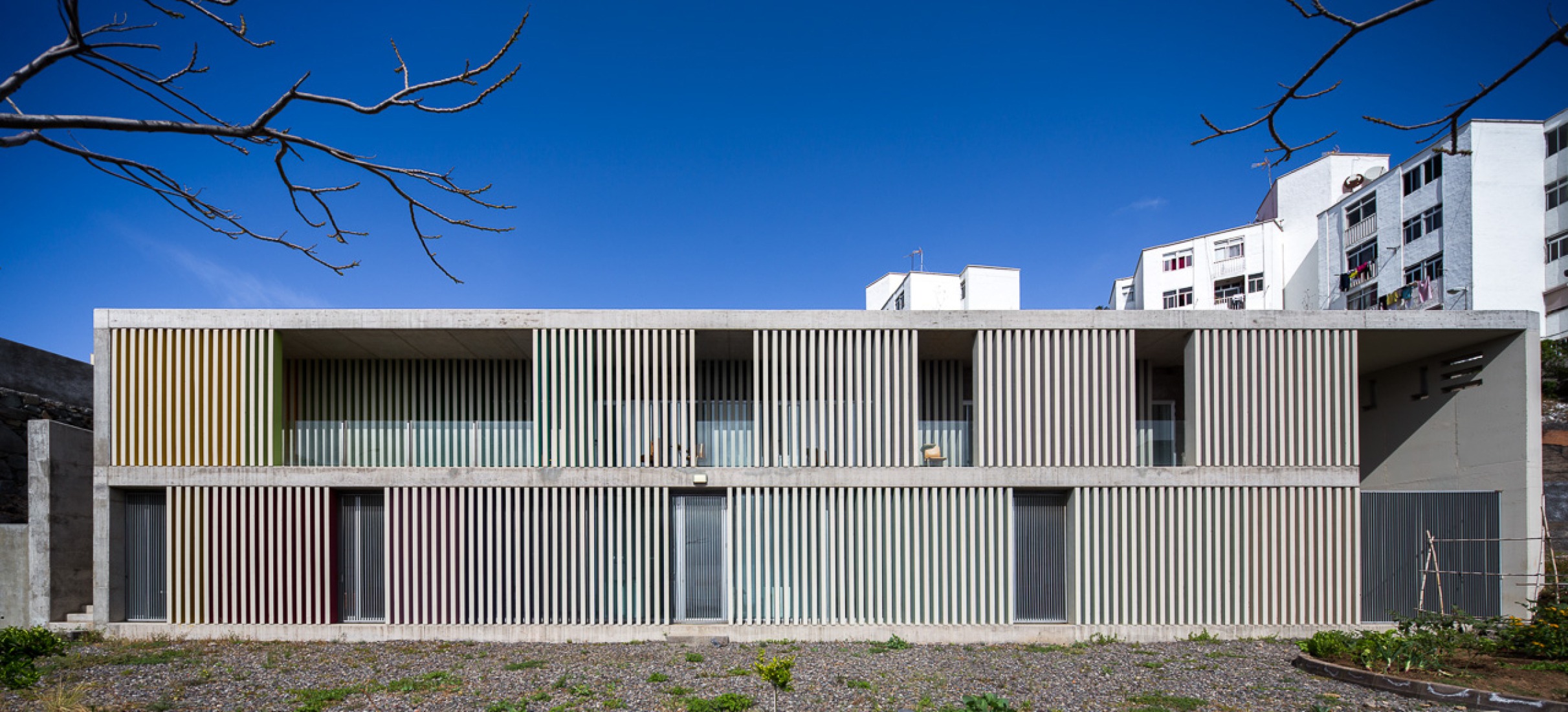 Vista exterior. Centro dotacional "El Lasso" por Romera y Ruiz Arquitectos, Las Palmas de Gran Canaria, España. Fotografía © Simón García.