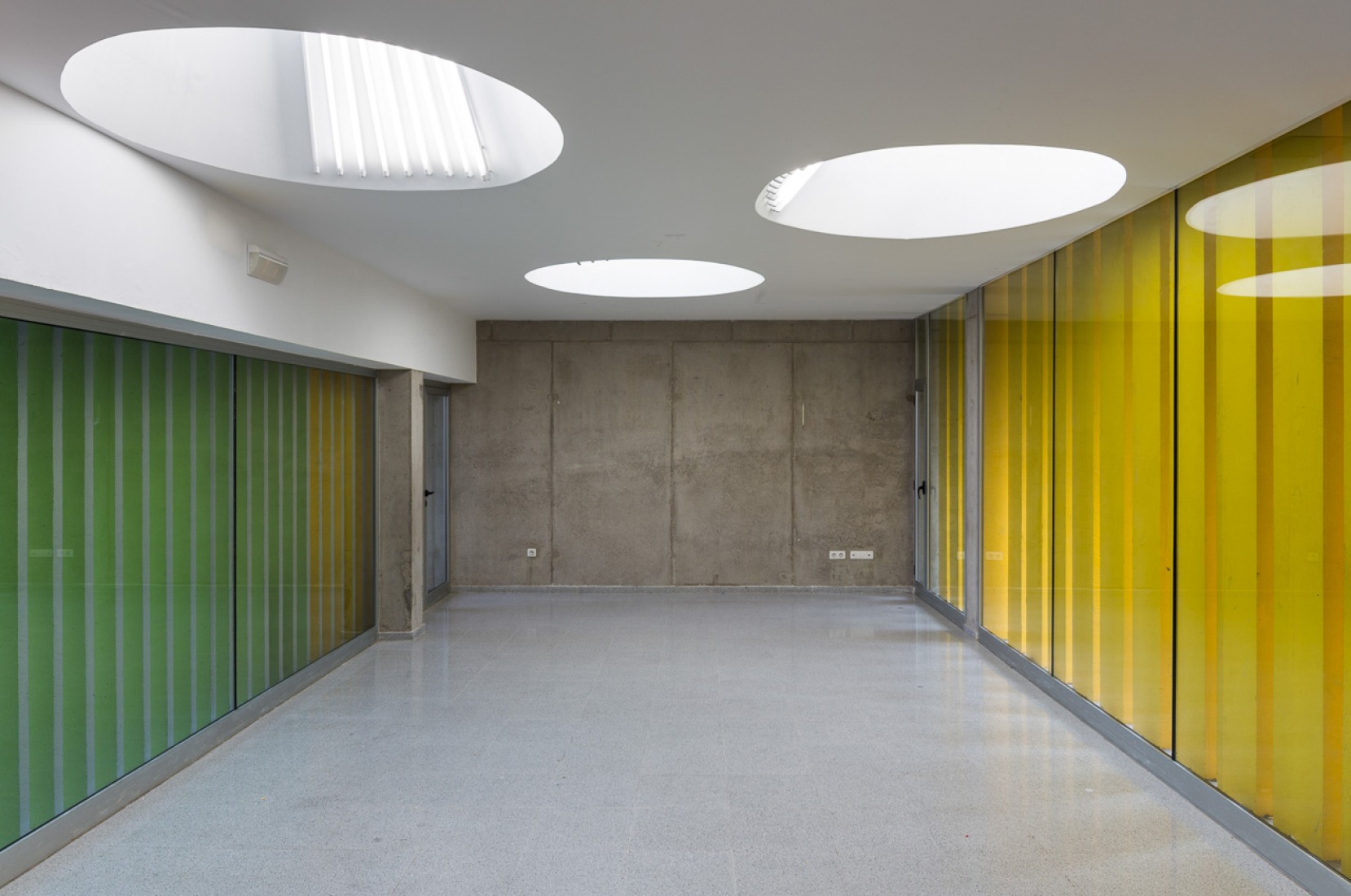 Vista interior. Centro dotacional "El Lasso" por Romera y Ruiz Arquitectos, Las Palmas de Gran Canaria, España. Fotografía © Simón García.