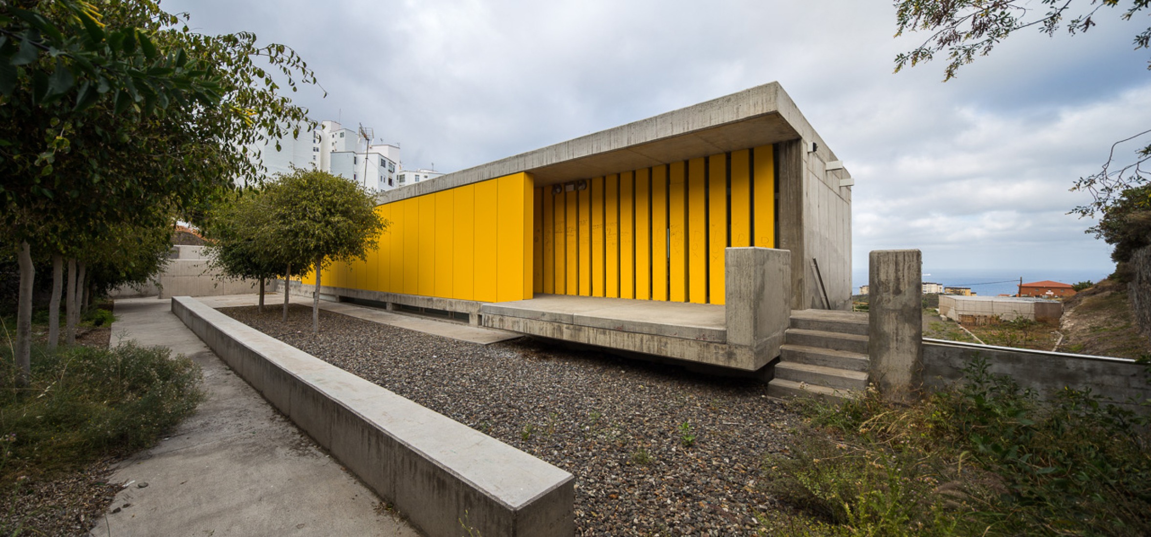 Vista exterior. Centro dotacional "El Lasso" por Romera y Ruiz Arquitectos, Las Palmas de Gran Canaria, España. Fotografía © Simón García.