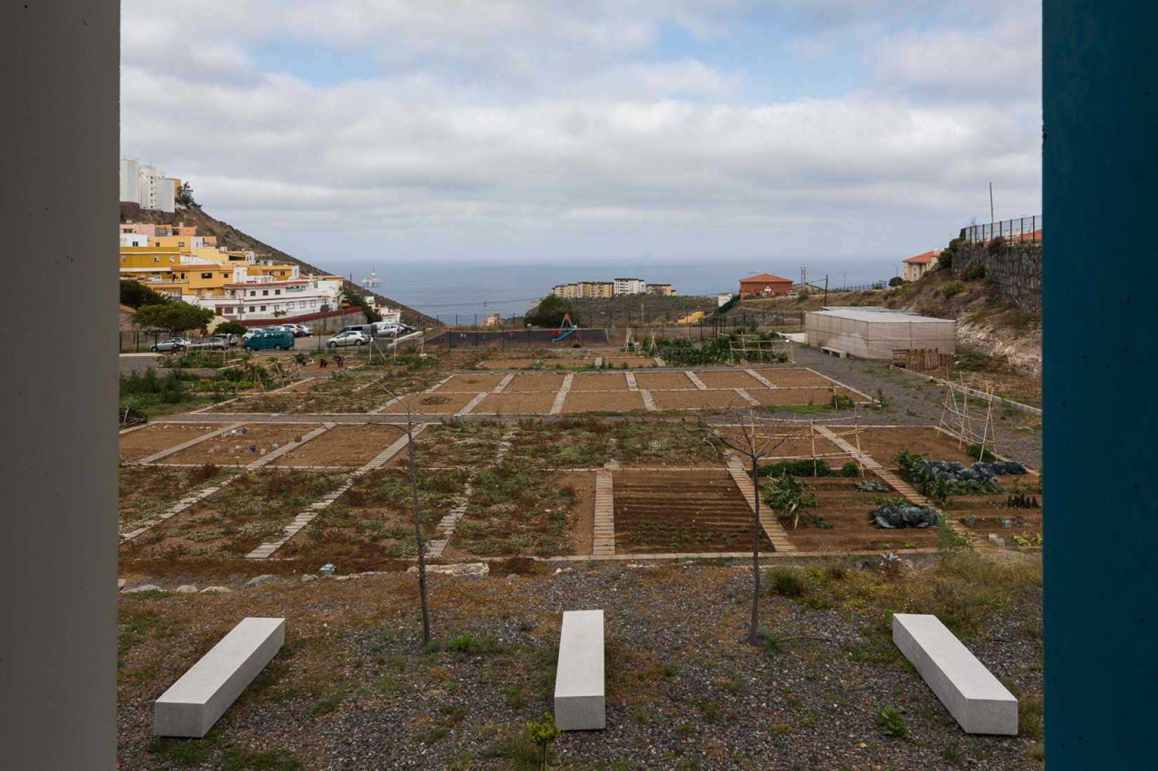 Vista desde el edificio. Centro dotacional "El Lasso" por Romera y Ruiz Arquitectos, Las Palmas de Gran Canaria, España. Fotografía © Simón García.