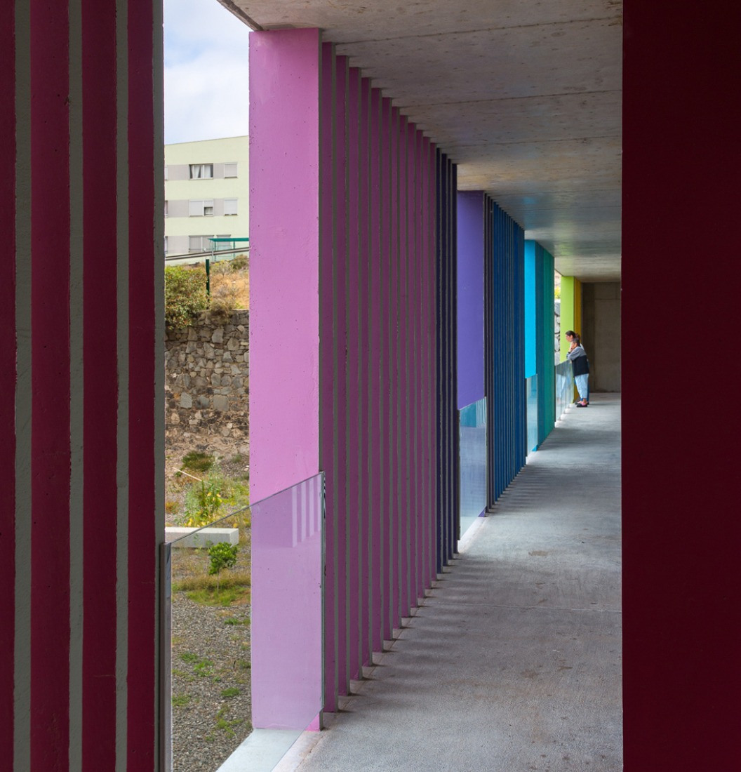 Detalle de muro. Centro dotacional "El Lasso" por Romera y Ruiz Arquitectos, Las Palmas de Gran Canaria, España. Fotografía © Simón García.  