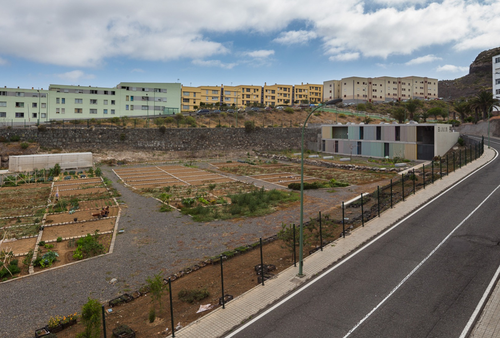 Vista extrerior. Centro dotacional "El Lasso" por Romera y Ruiz Arquitectos, Las Palmas de Gran Canaria, España. Fotografía © Simón García.
