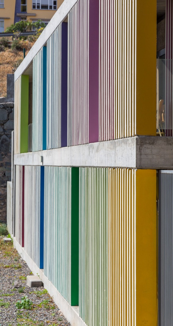 Detalle de fachada. Centro dotacional "El Lasso" por Romera y Ruiz Arquitectos, Las Palmas de Gran Canaria, España. Fotografía © Simón García.  