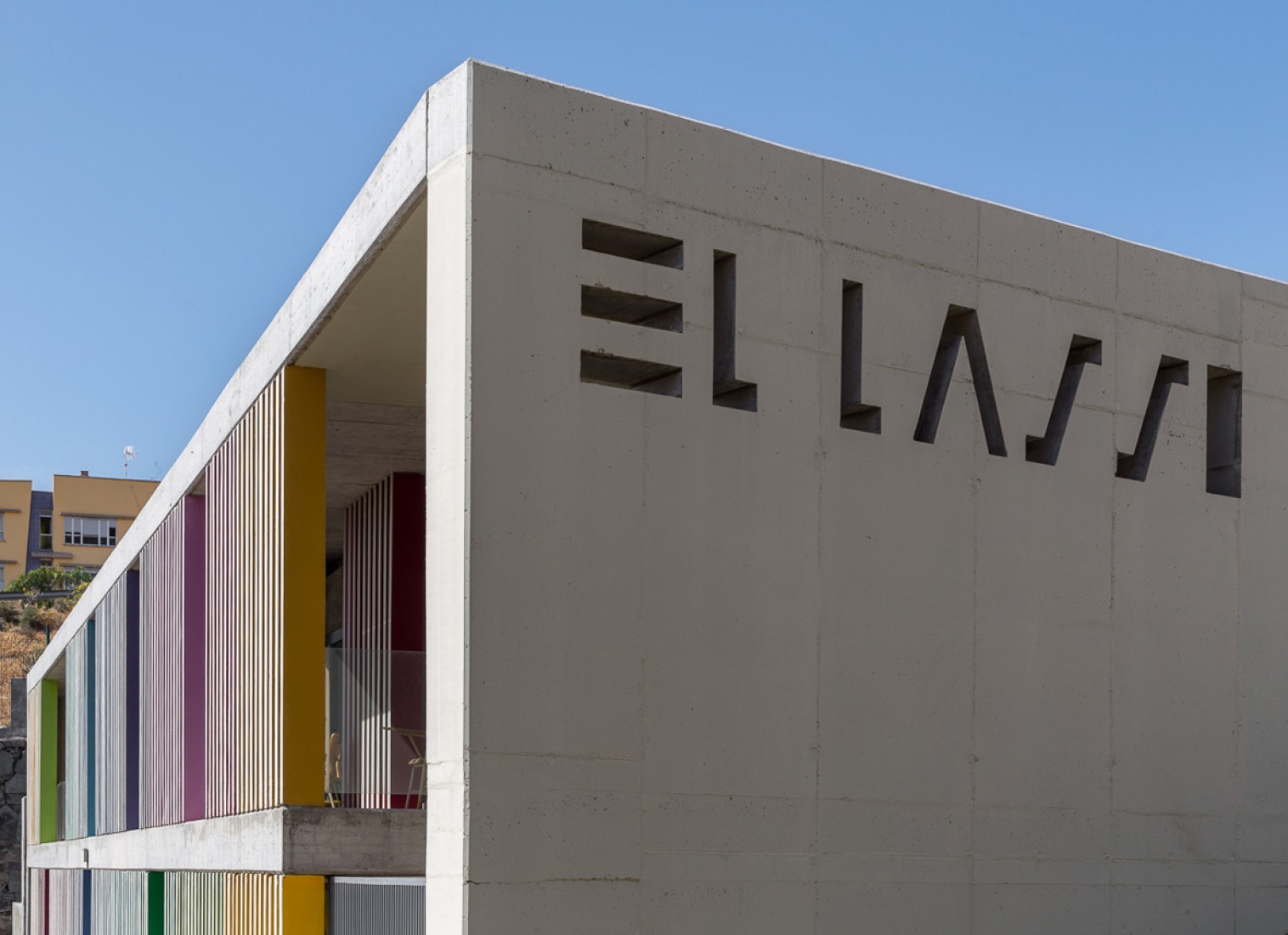 Detalle de fachada. Centro dotacional "El Lasso" por Romera y Ruiz Arquitectos, Las Palmas de Gran Canaria, España. Fotografía © Simón García.