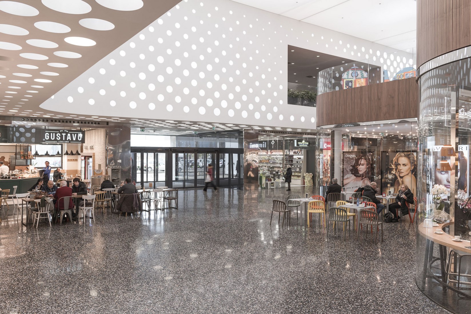 Interior view. Centro Arezzo by Piuarch, Italy. Photograph © Giovanni Hanninen
