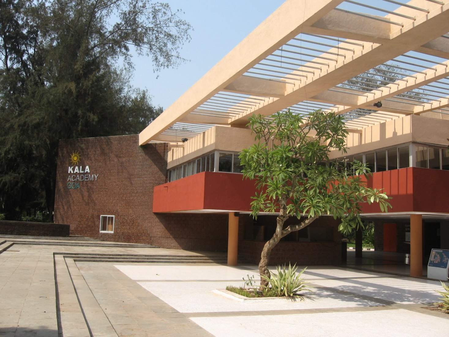 Academia Kala por Charles Correa. Imágenes cortesía de Charles Correa Associates (Arquitectos / Planificadores) y cortesía de la Fundación Charles Correa