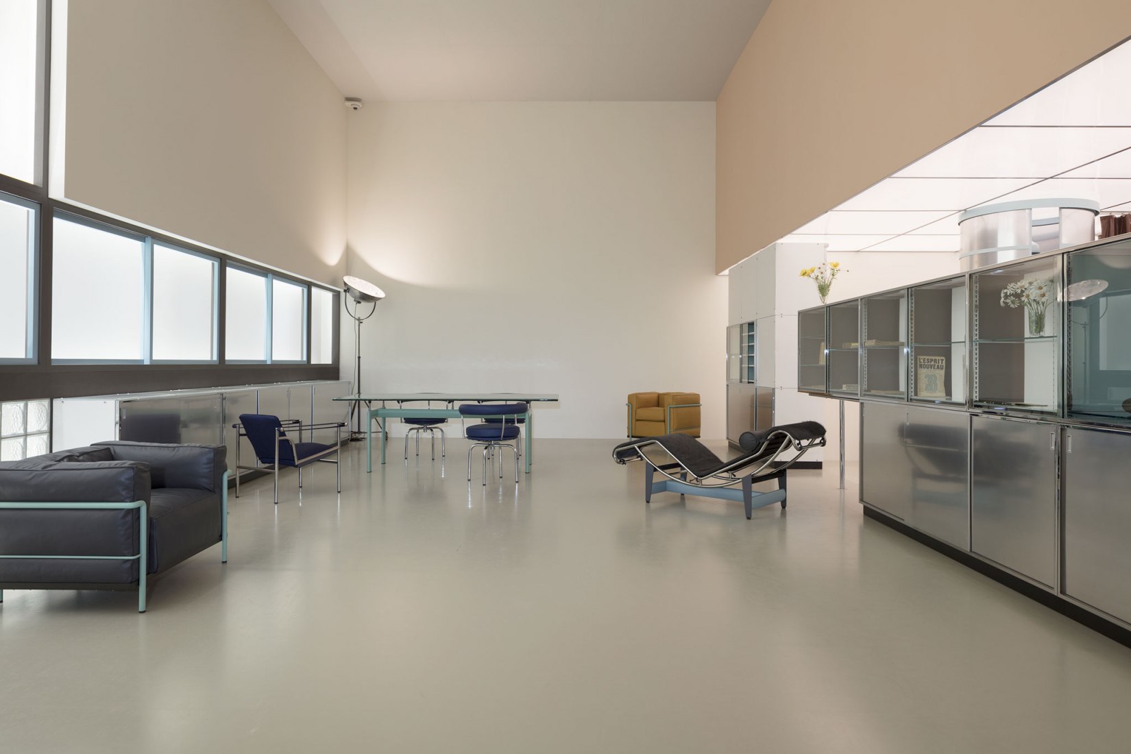 « Charlotte Perriand, Le Corbusier, Pierre Jeanneret – Un équipement intérieur d’une habitation - Salon d’automne 1929 » Reconstitution 2019 avec la participation de Cassina &Sice Previt ainsi que le conseil scientifique de Arthur Ruegg – Vue de l’installation Fondation Louis Vuitton, Paris – 2 Octobre 2019 – 20 Février 2020. Crédits artistes : © F.L.C. / Adagp, Paris, 2019 © PJ / Adagp, Paris, 2019 © Charlotte Perriand / Adagp, Paris, 2019 Crédit photo : © Fondation Louis Vuitton / David Bordes