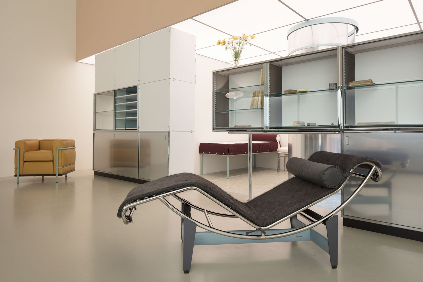 « Charlotte Perriand, Le Corbusier, Pierre Jeanneret – Un équipement intérieur d’une habitation - Salon d’automne 1929 » Reconstitution 2019 avec la participation de Cassina &Sice Previt ainsi que le conseil scientifique de Arthur Ruegg – Vue de l’installation Fondation Louis Vuitton, Paris – 2 Octobre 2019 – 20 Février 2020. Crédits artistes : © F.L.C. / Adagp, Paris, 2019 © PJ / Adagp, Paris, 2019 © Charlotte Perriand / Adagp, Paris, 2019 Crédit photo : © Fondation Louis Vuitton / David Bordes
