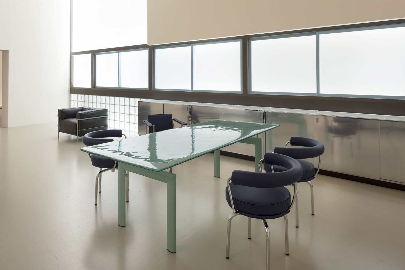 « Charlotte Perriand, Le Corbusier, Pierre Jeanneret – Un équipement intérieur d’une habitation - Salon d’automne 1929 » Reconstitution 2019 avec la participation de Cassina &Sice Previt ainsi que le conseil scientifique de Arthur Ruegg – Vue de l’installation Fondation Louis Vuitton, Paris – 2 Octobre 2019 – 20 Février 2020. Crédits artistes : © F.L.C. / Adagp, Paris, 2019 © PJ / Adagp, Paris, 2019 © Charlotte Perriand / Adagp, Paris, 2019 Crédit photo : © Fondation Louis Vuitton / David Bordes