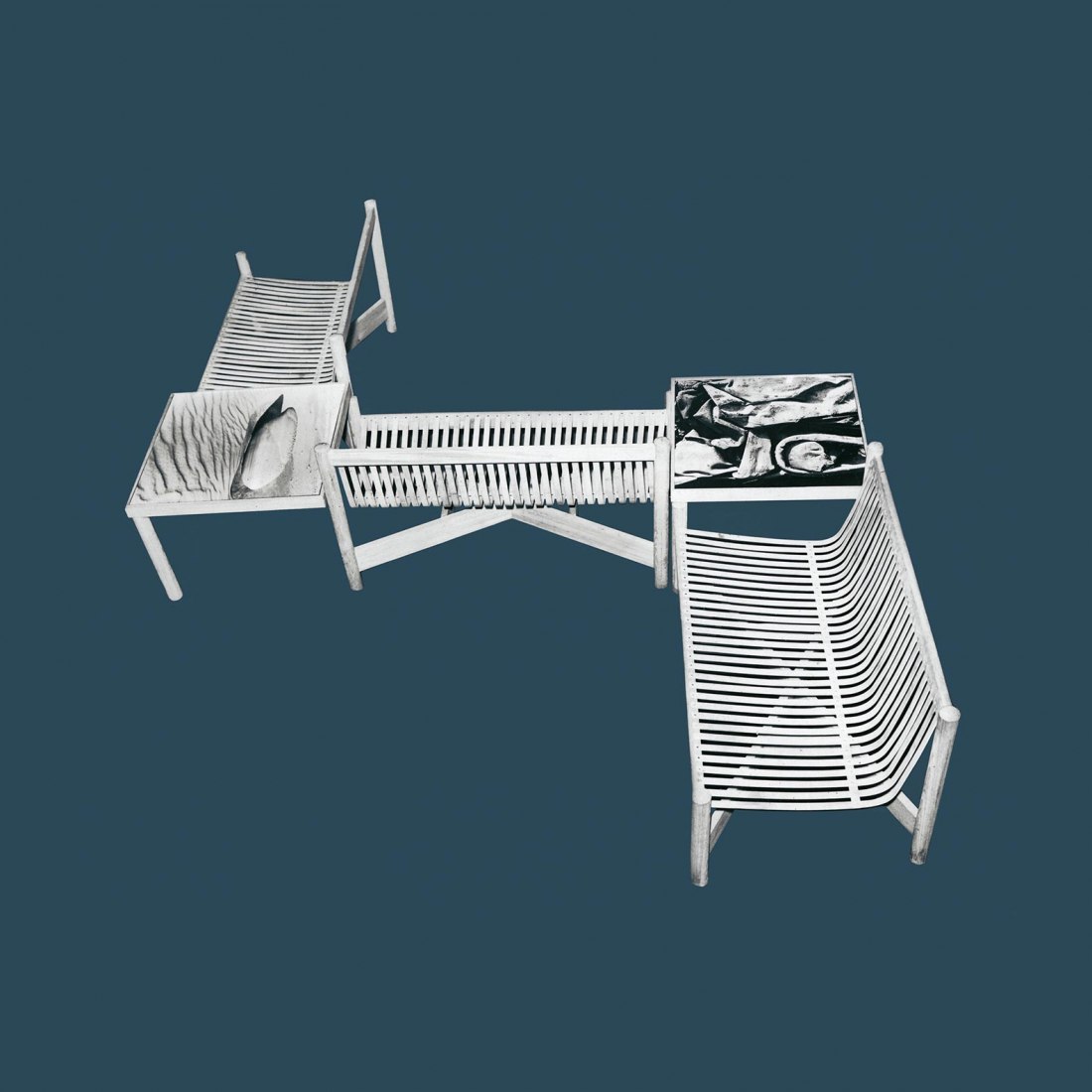 Charlotte Perriand, banquetas Méandre, compuestas de elementos estándar con marco de madera, asiento y respaldo en tiras de bambú, 1940 © Adagp, París, 2019