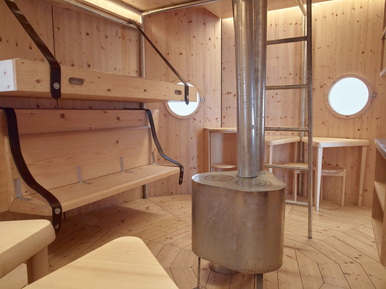 "Charlotte Perriand, Pierre Jeanneret - The Tonneau Hut, 1938" Vista de la instalación, Fondation Louis Vuitton, París - 2 de octubre de 2019 - 20 de febrero de 2020. Créditos para artistas: © Adagp, París, 2019 Crédito de la foto: © Louis Vuitton Foundation / Marc Domage