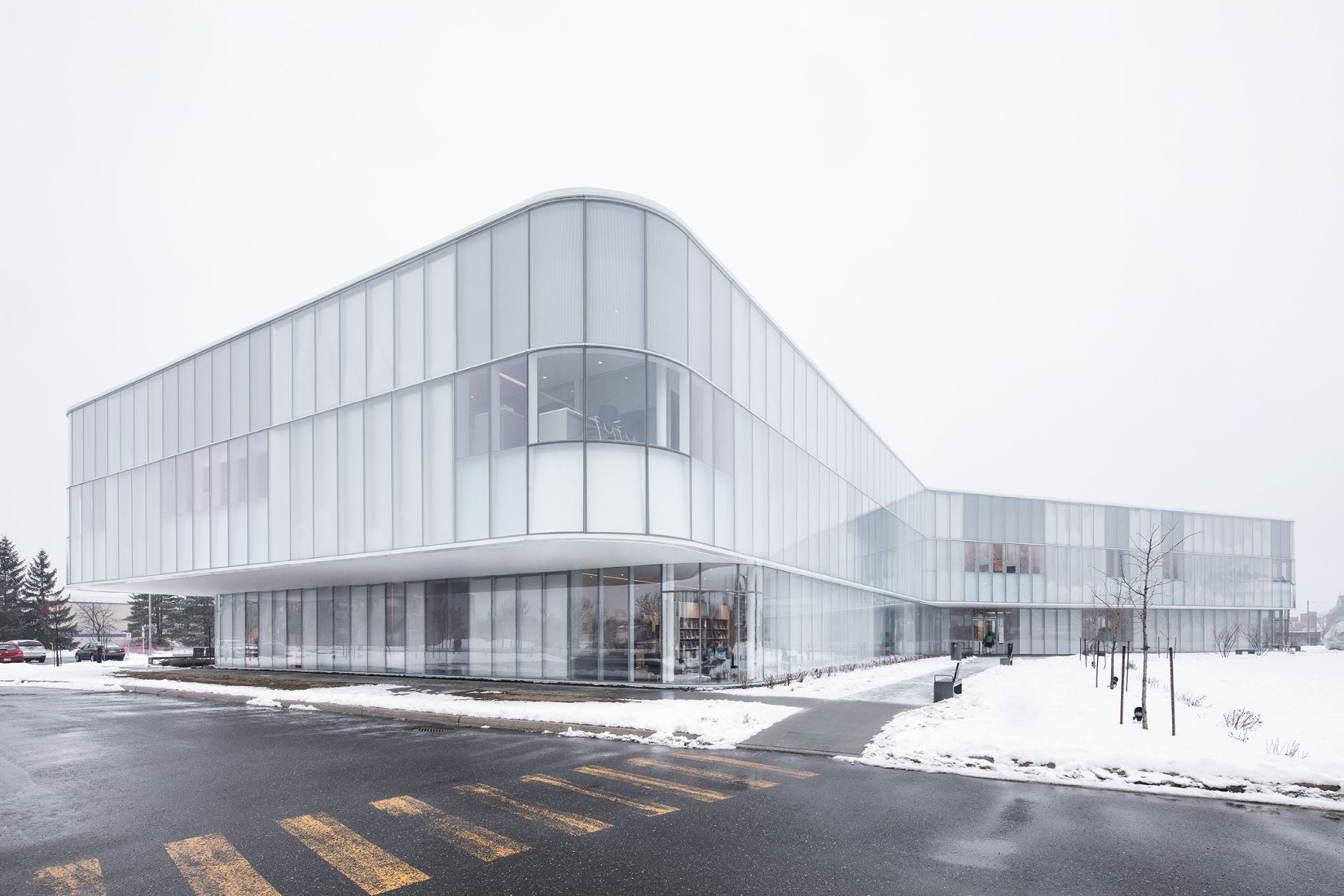 Biblioteca pública de Drummondville por Chevalier Morales Architectes, DMA architectes. Fotografía por Adrien Williams