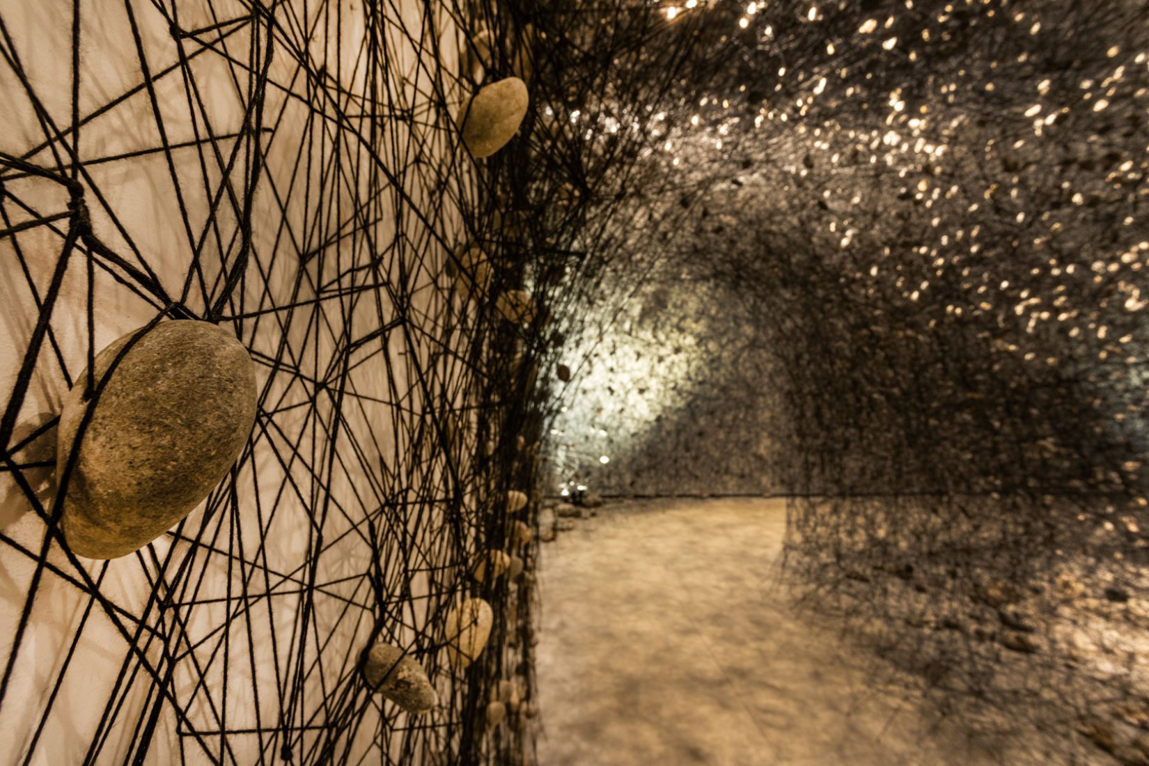 'In the beginning was…' por Chiharu Shiota. Fotografía cortesía de Fundació Sorigué.