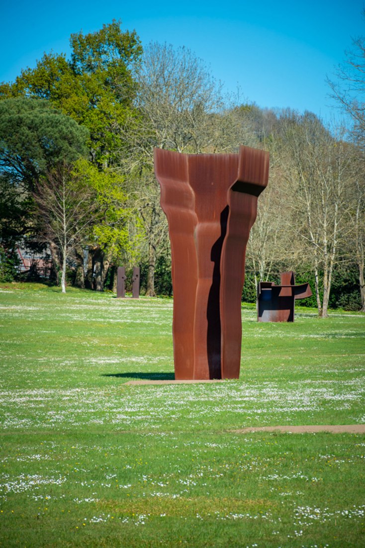 Buscando la luz I, 1997, acero Corten ©Zabalaga Leku. San Sebastián, VEGAP, 2019. Sucesión Chillida y Hauser & Wirth. Foto Iñigo Santiago.