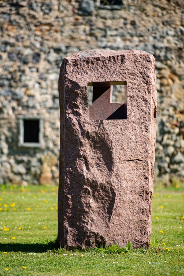 Lo profundo es el aire, Estela XII, 1990 granito ©Zabalaga Leku. San Sebastián, VEGAP, 2019. Sucesión Chillida y Hauser & Wirth. Foto Iñigo Santiago.