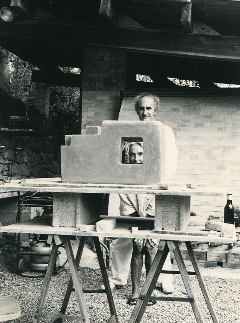 Eduardo Chillida y Pili Belzunce en Grasse con la obra Lurra G98 (tierra chamota, 1985). ©Zabalaga Leku. San Sebastián, VEGAP, 2019. Sucesión de Eduardo Chillida y Hauser & Wirth. Foto Hans Spinner.