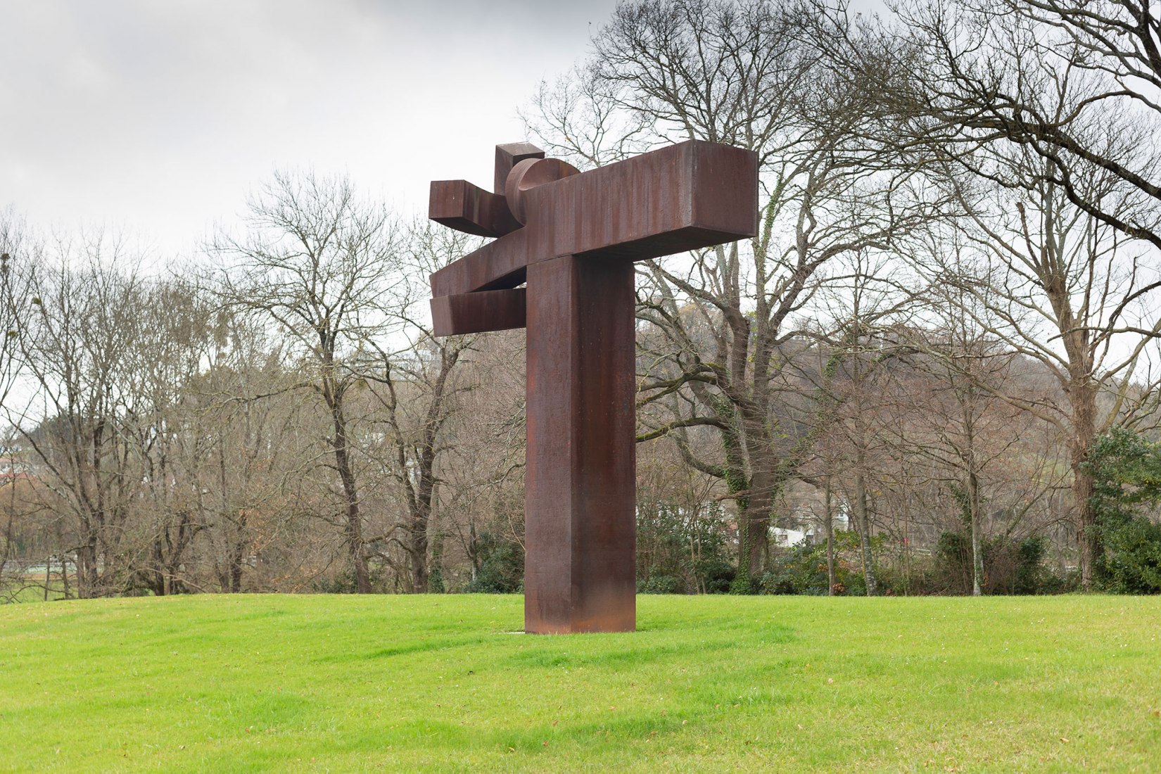  Lotura XXXII (acero corten, 1998) sobre la colina de Chillida Leku. ©Zabalaga Leku. San Sebastián, VEGAP, 2019. Sucesión de Eduardo Chillida y Hauser & Wirth. Foto: Mikel Chillida.