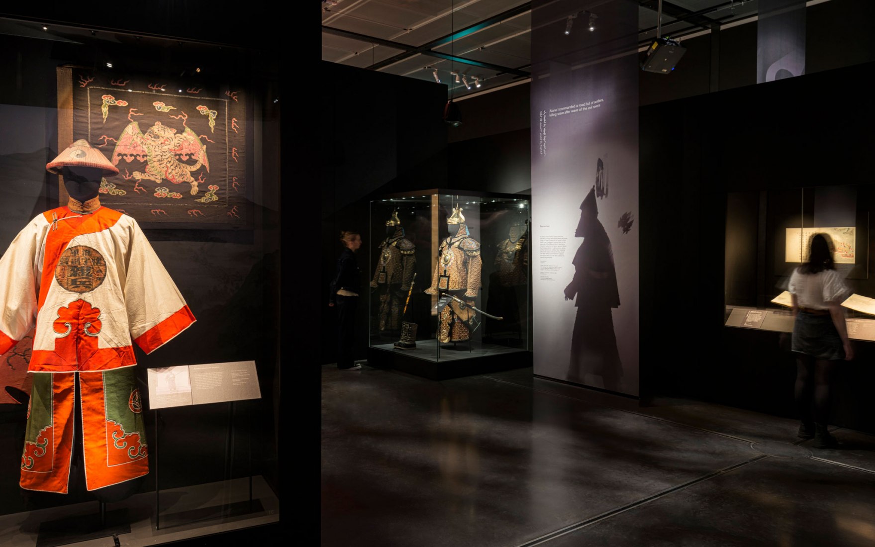 La sección militar es más oscura y teatral. «El siglo oculto de China» en el Museo Británico. Todas las imágenes por Gareth Gardner.