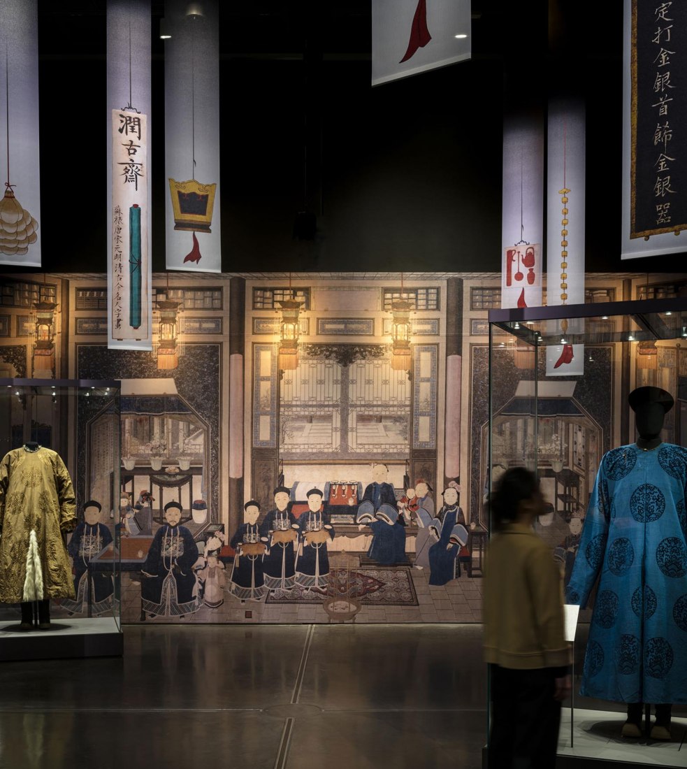 Pancartas de calle, gráfica ambiental y vestuario en la vida cotidiana. «El siglo oculto de China» en el Museo Británico. Todas las imágenes por Gareth Gardner.
