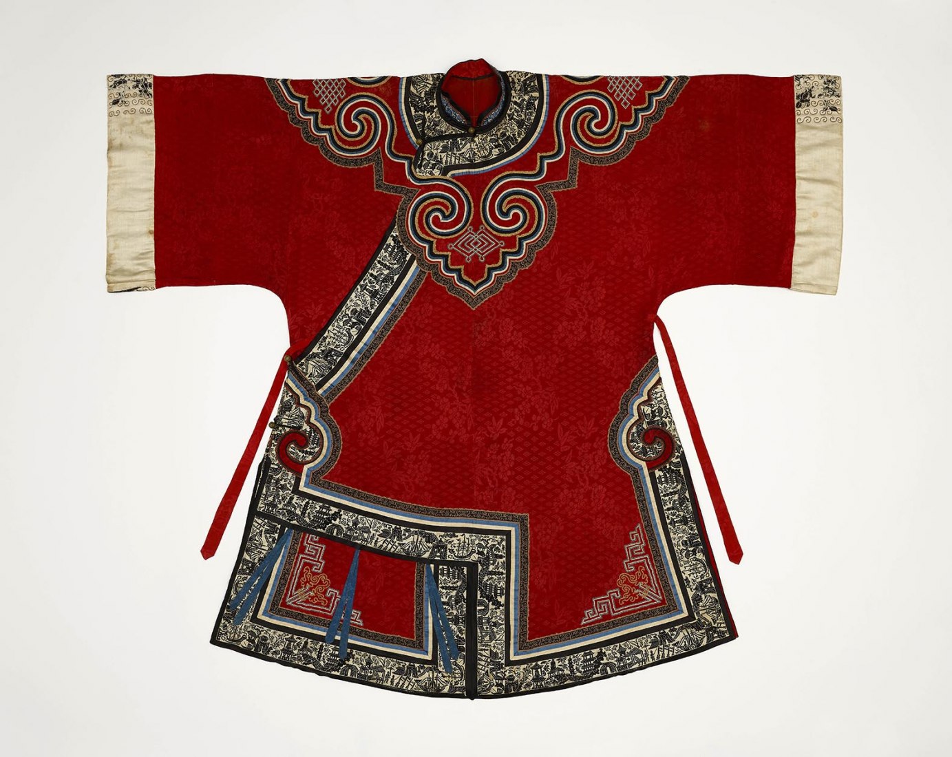 Chaqueta con borde de barcos de vapor 1860-1900. Imagen cortesía de Imagen cortesía de Trustees of the British Museum.