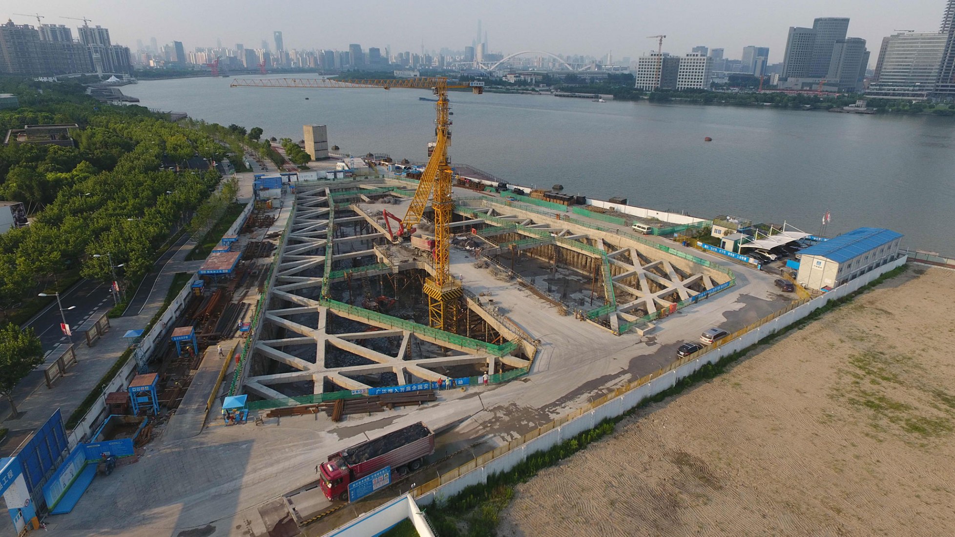 El sitio escogido está cerca de Tank Shanghai, una zona de tanques de petróleo en desuso, donde se está desarrollando un centro de arte el coleccionista Qiao Zhibing.