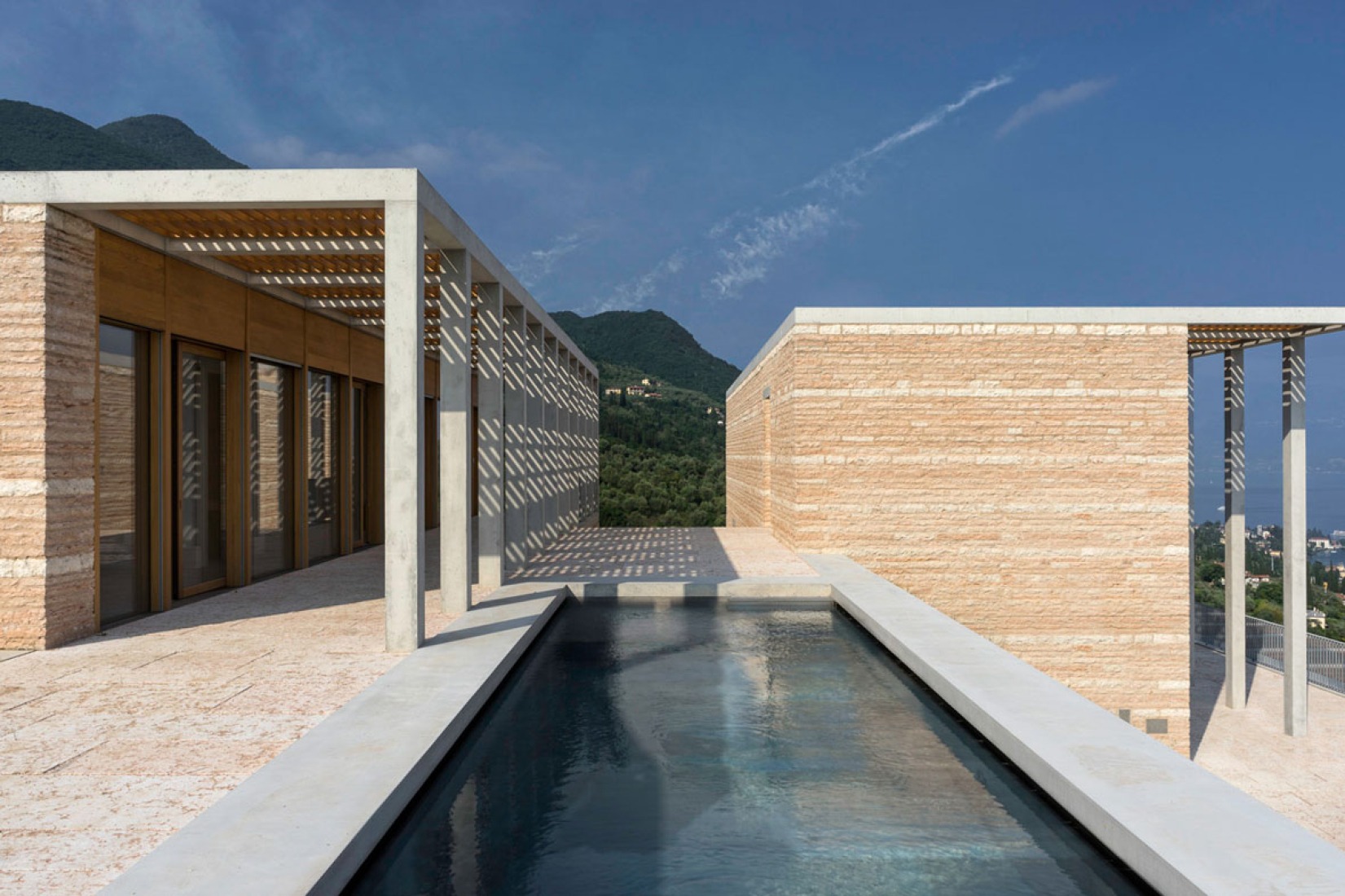 Vista de la piscina de la Villa Eden Oeste por David Chipperfield. Fotografía © David Chipperfield Architects.