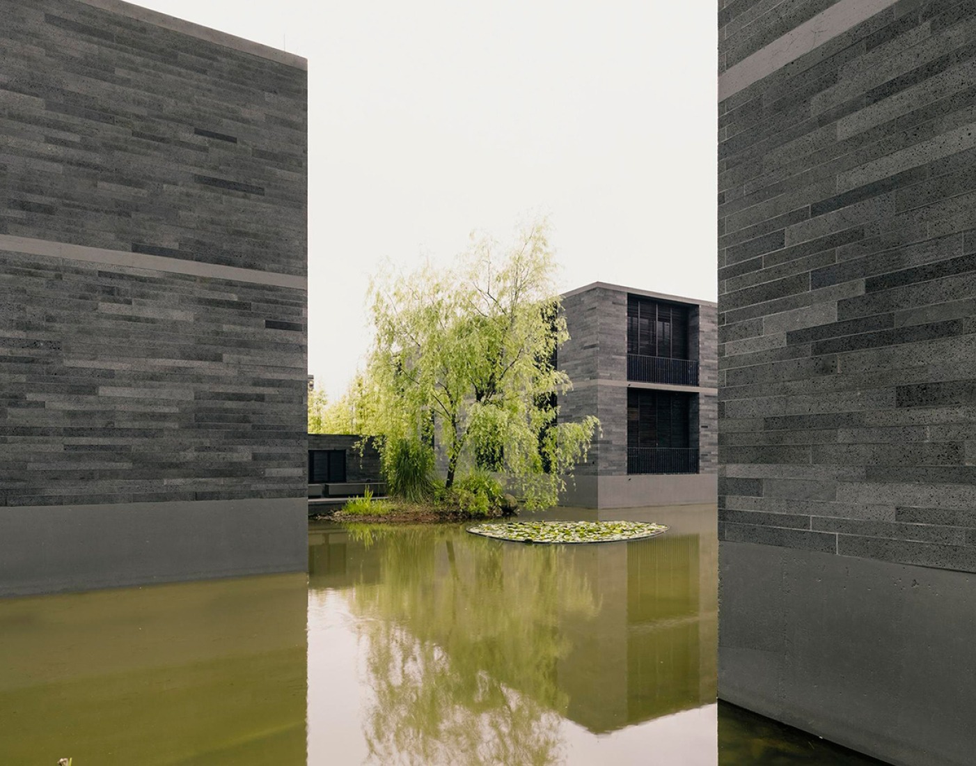 Exterior. Xixi Wetland Estate por David Chipperfield Architects. Fotografía © Simon Menges.