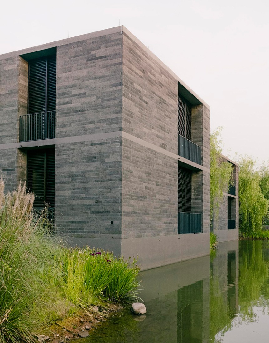 Exterior. Xixi Wetland Estate por David Chipperfield Architects. Fotografía © Simon Menges.