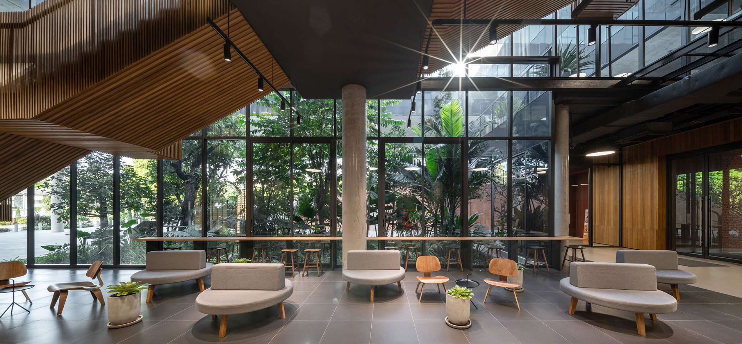 Ligado a la cultura local. Choice Headquarters por Plan Associates Co.,Ltd. Fotografía por Depth of Field Co.,Ltd.