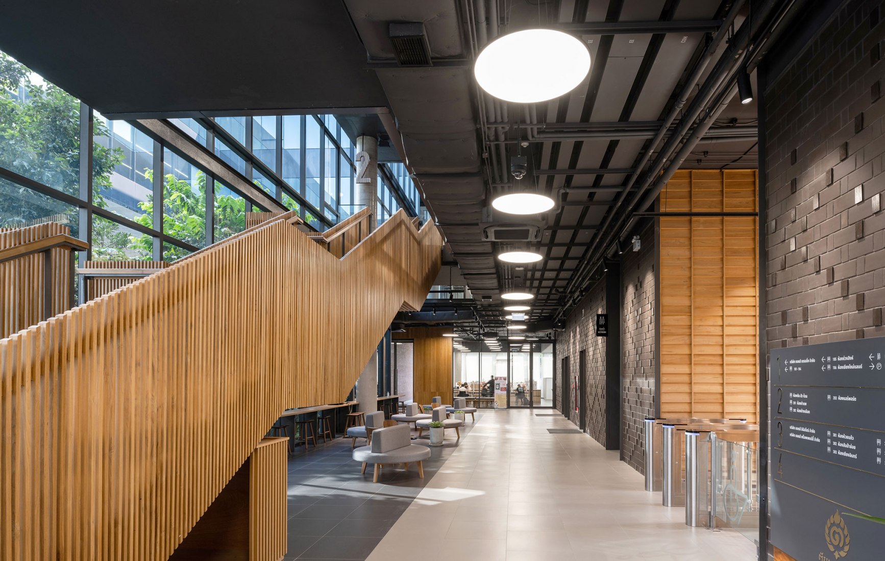 Ligado a la cultura local. Choice Headquarters por Plan Associates Co.,Ltd. Fotografía por Depth of Field Co.,Ltd.