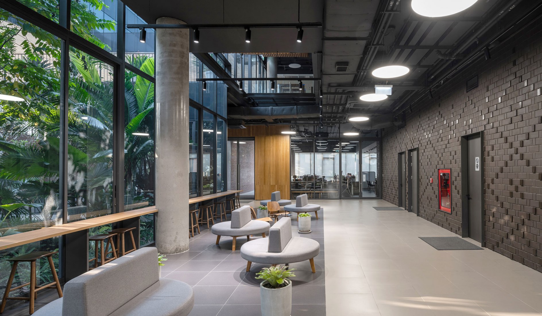 Ligado a la cultura local. Choice Headquarters por Plan Associates Co.,Ltd. Fotografía por Depth of Field Co.,Ltd.