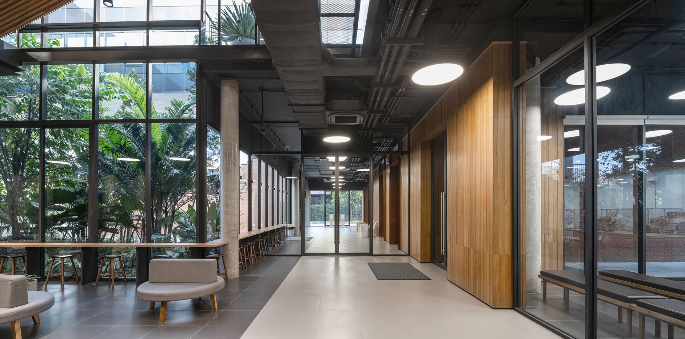 Ligado a la cultura local. Choice Headquarters por Plan Associates Co.,Ltd. Fotografía por Depth of Field Co.,Ltd.