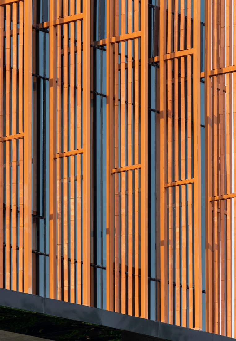 Ligado a la cultura local. Choice Headquarters por Plan Associates Co.,Ltd. Fotografía por Depth of Field Co.,Ltd.