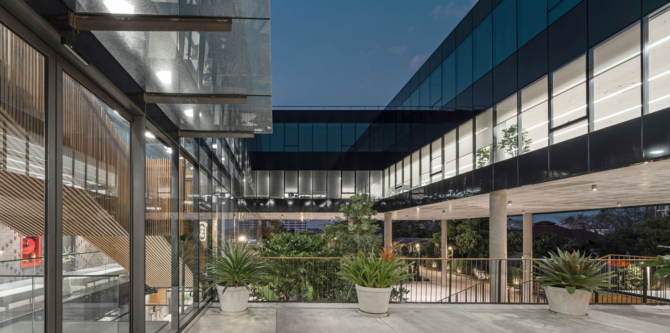 Ligado a la cultura local. Choice Headquarters por Plan Associates Co.,Ltd. Fotografía por Depth of Field Co.,Ltd.