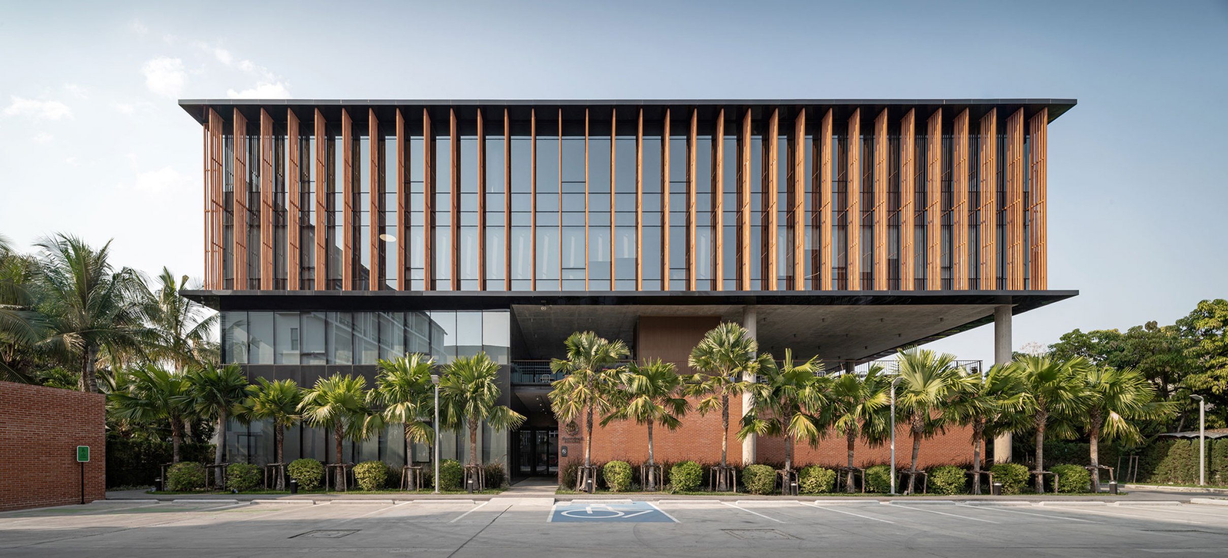 Ligado a la cultura local. Choice Headquarters por Plan Associates Co.,Ltd. Fotografía por Depth of Field Co.,Ltd.