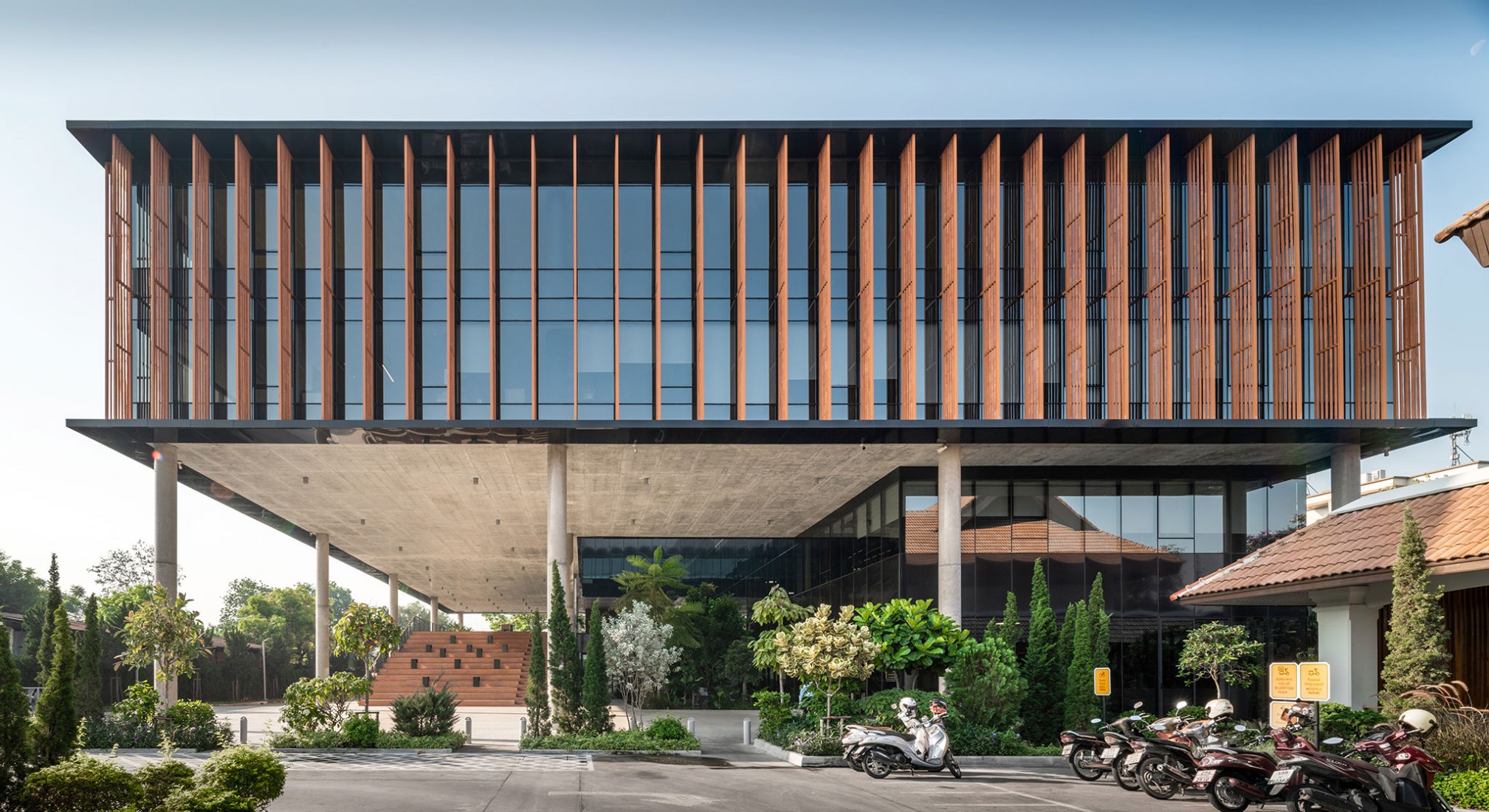 Ligado a la cultura local. Choice Headquarters por Plan Associates Co.,Ltd. Fotografía por Depth of Field Co.,Ltd.