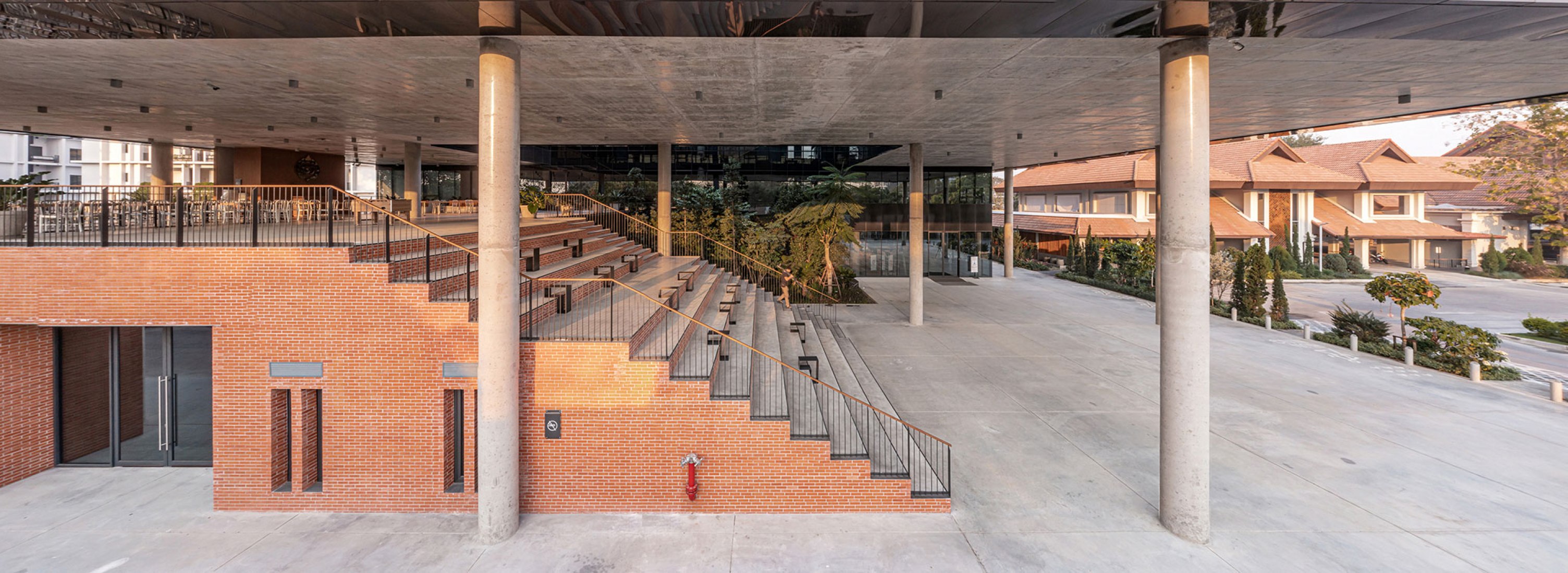 Ligado a la cultura local. Choice Headquarters por Plan Associates Co.,Ltd. Fotografía por Depth of Field Co.,Ltd.