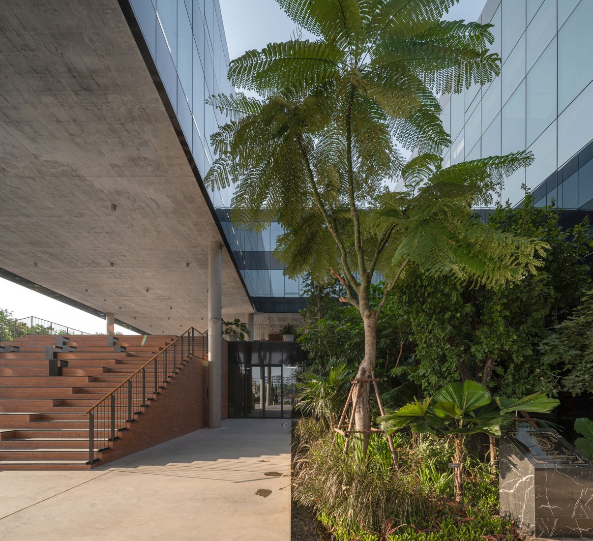 Ligado a la cultura local. Choice Headquarters por Plan Associates Co.,Ltd. Fotografía por Depth of Field Co.,Ltd.