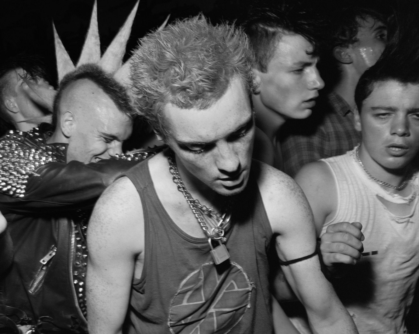CHRIS KILLIP. Punks, Gateshead, Tyneside. 1985. Serie: North East. (1975-1988) Copia al bromuro y gelatia de plata. 47,2 x 58,7. Cortesía del artista. © Chris Killip.