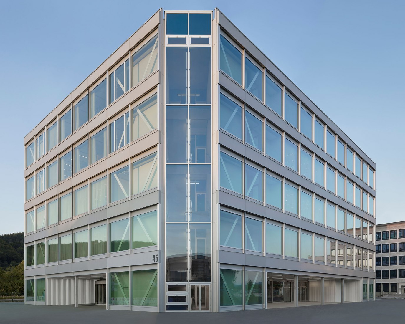 Edificio de espacio de trabajo multifuncional Roche de Christ & Gantenbein. Fotografía por Walter Mair.