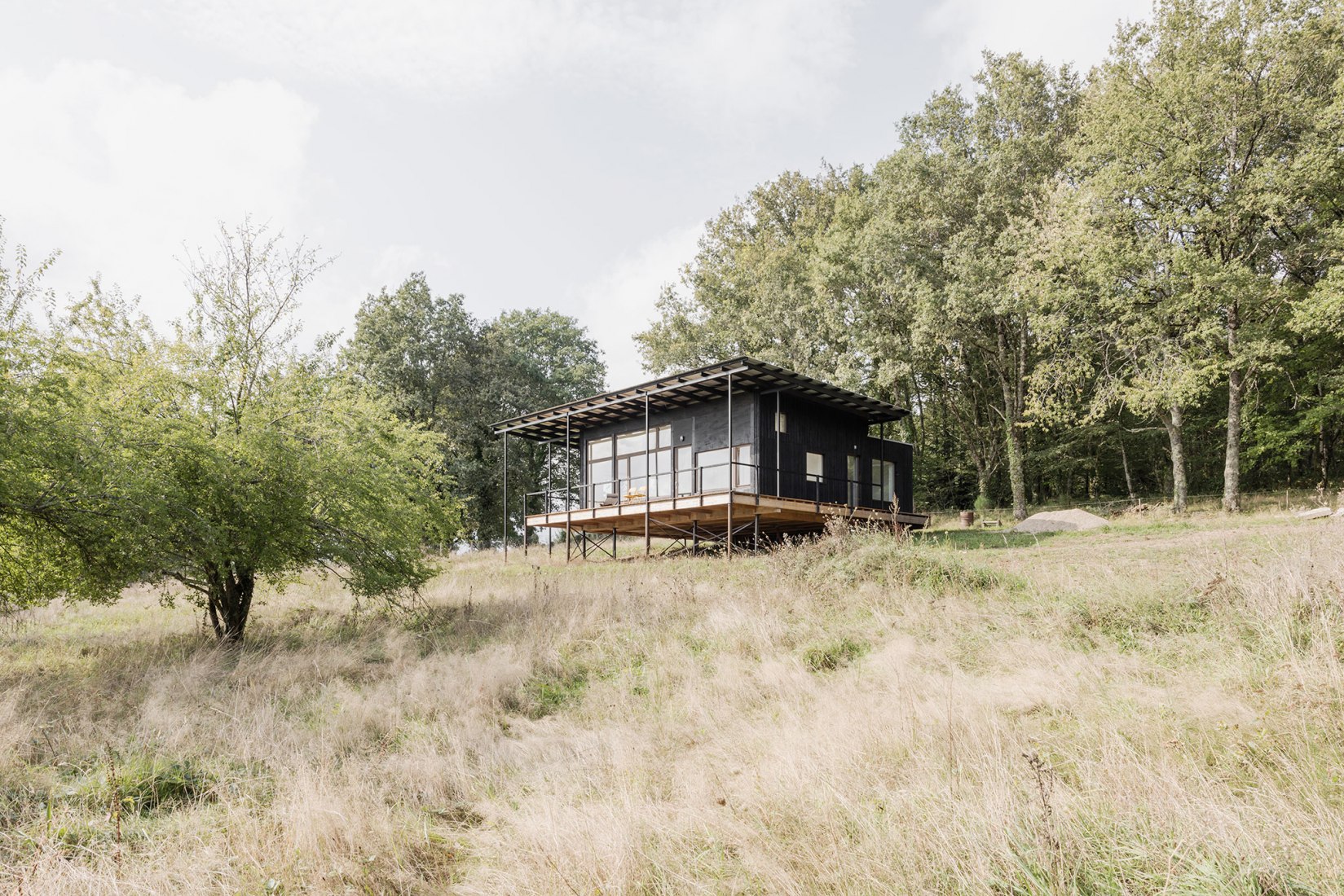 Casa Saint-Julien le Petit por Ciguë. Fotografía por Maris Mezulis