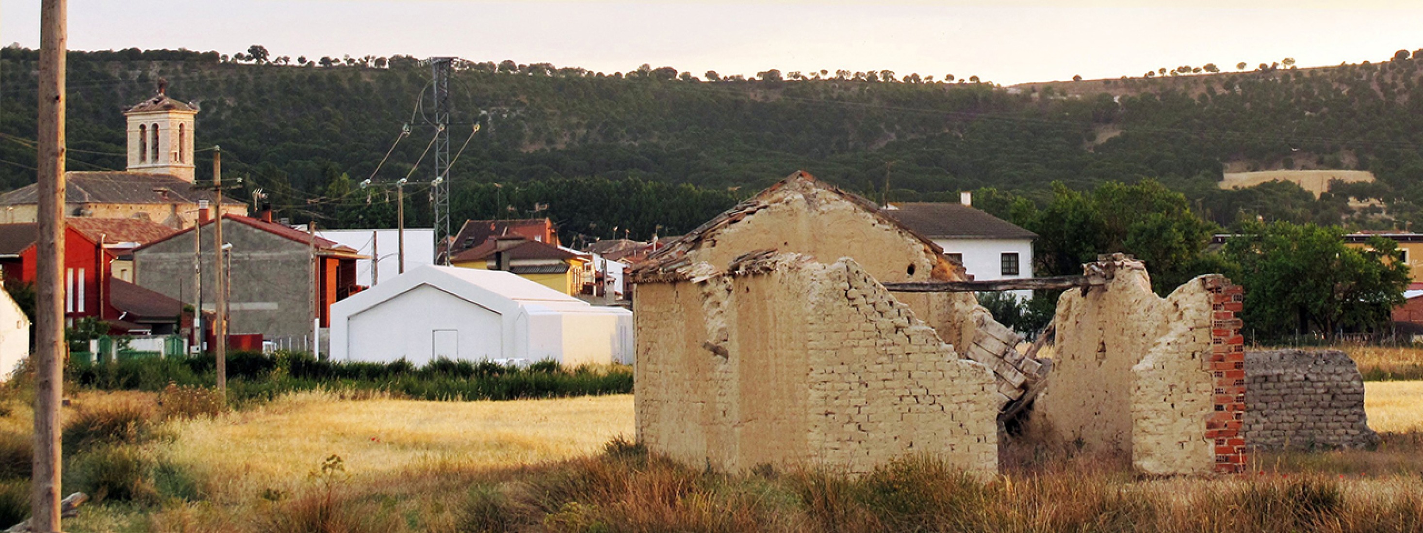 Imagen con el entorno. Centro de Interpretación de la Resina por Óscar Miguel Ares. Fotografía © Óscar Miguel Ares. 